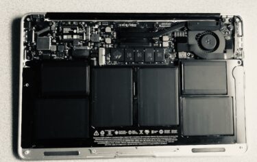 Just repair my laptop a bit. 今やビンデージモデルとなったMacBook Airをオペ。SSDを交換して延命。