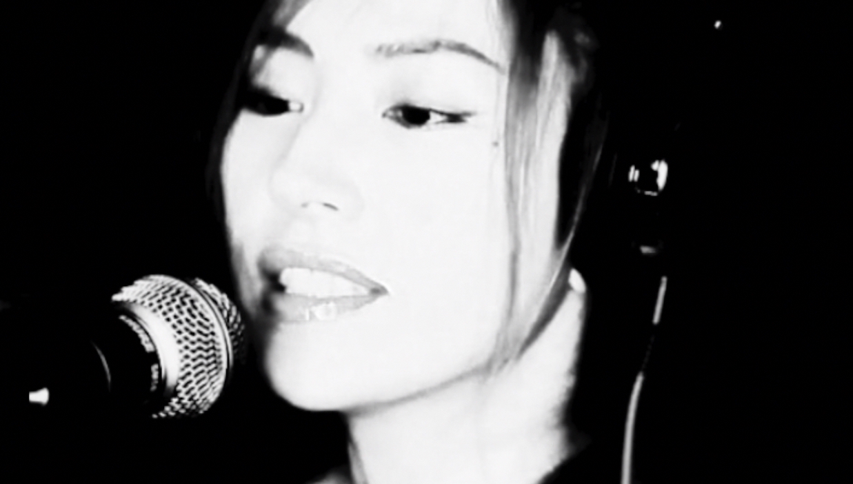 Yoko Hallelujah ( ヨーコ ハレルヤ ) ハレルヤ洋子 | London underground official Busker, Singer songwriter Busking London, UK ロンドン バスキング ロンドン アンダーグラウンドオフィシャルバスカー